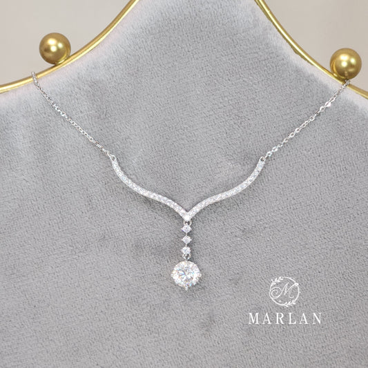 モアサナイト ブリリアント Vドロップ ネックレス（1ct）