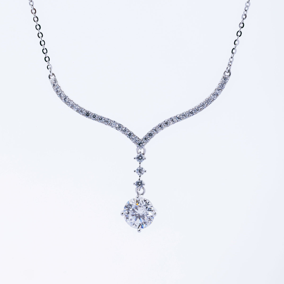 モアサナイト ブリリアント Vドロップ ネックレス（1ct）