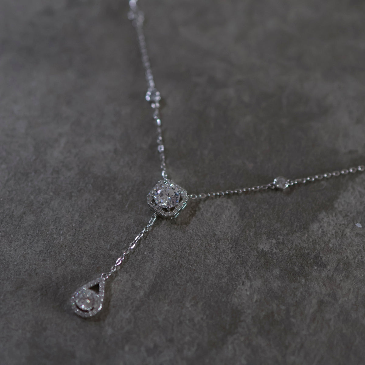 モアサナイト ブリリアント セレスティアル ティアーズ ネックレス（1ct）